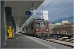 Trotz knapper Umsteigezeit doch noch ein Schnappschuss riskiert: Gleich drei BLS Re 4/4 fahren mit einem Transitgüterzug in Visp Richtung Süden.