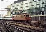 Die BLS Re 4/4 175 erreicht mit dem EC  Lötschberg  Bern.