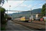 Bananenwagen kennt jeder zur Genüge, aber eine Bananenlok? Eh voilà: die SBB Re 460 028-2 wirbt prächtig bunt für Bananen- Chiquita Bananen.