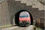 Die SBB Re 460 017-7 verlässt den 1509 Meter langen Pianotondo Kehrtunnel in der Biaschina.