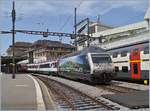 Die SBB Re 460 005-2  Thales  wartet in Lausanne mit dem neuen Infrastukurdiagnose -Wagen (UIC X 99 85 93-61 247-1 CH SBBI) und einem Bt auf die Abfahrt.