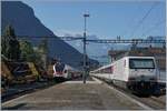 Die SBB Re 460 113-1 mit SEV Werbung schiebt ihren IR 1711 in Villeneuve Richtung Brig und auf Gleis 3 wartet der SBB RABe 523 016 als S3 auf die Abfahrt nach Allaman.