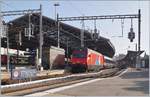 Jubiläums-Werbeloks am Grossen und Kleinen See: In Lausanne verlässt die SBB Re 460 058 (UIC 91 85 4 460 058-1 CH-SBB)  100 Jahre Zirkus KNIE  mit ihrem IR 90 1814 den Bahnhof in Richtung