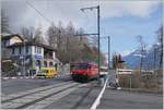 Die SBB Re 460 110 (UIC 91 85 4 460 110-0 CH-SBB) mit ihrem IC61 1070 nach Basel SBB den Bahnhof von Interlaken Ost verlassen, die Aare überquert und fährt nun an der Talstation der Harder