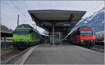 Gleich zwei Lok 2000 im Reisezugverkehr und erst noch von zwei verschiedenen Gesellschafen: In Interlaken Ost wartet die BLS Re 465 005 mit dem GoldenPass Express nach Montreux und eine SBB RE 460 mit