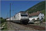 Die BLS Re 465 015-6 mit einem railcare Güterzug kurz nach Ligerz.