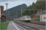 Die BLS Re 465 004  Kambly  mit ihrem RE 3910 Bern - La Chaux-de-Fonds beim Fahrtrichtungswechsel in der Spitzkehre von Chambrelien.