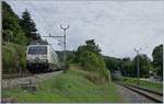 Die BLS Re 465 008 erreicht mit ihrem aus EW III formierten RE 3919 von La Chaux-de-Fonds nach Bern den Spitzkehrbahnhof Chambrelien.