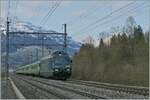 Die BLS Re 465 008 ist bei Mülenen mit ihren EW III Wagen als Regionalzug von Frutigen nach Spiez unterwegs.