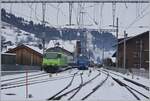 Die BLS Re 465 ist mit Spurwechselzug in Zweisimmen abgefahren und bringt ihn nun nach Interlaken Ost; im Hintergrund die MOB Ge 4/4 8001 die den Zug nach Zweisimmen brachte.