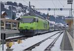 Die BLS Re 465 mit einem  Interface  Wagen hat den Spurwechselzug in Zweisimmen �bernommen und wird ihn nach Interlaken Ost schieben.