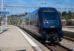 Die BLS Re 465 012 (91 85 4 465 012-3 CH-BLS) verl�sst am 11 September 2023, mit dem GoldenPass Express (GPX) von Interlaken Ost via Zweisimmen nach Montreux, den Bahnhof Spiez.