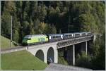 Die BLS Re 465 002 (UIC 91 85 4465 002-4) fährt mit ihrem GoldenPass Express GPX 4068 von Montreux nach Interlaken Ost bei Weissenburg über die Bunschenbach Brücke.