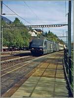 Die BLS Re 465 005 und 002 (?) mit einer RoLa bei der Durchfahrt in Ausserberg auf dem Weg in Richtung Basel.