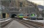 Die BLS Re 465 017 verlässt mit ihrem AT1 Autotunnelzug von Kandersteg nach Goppenstein den Lötschbergtunnel in Goppenstein.