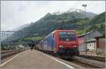  Il San Gottardo  heisst hier in Airolo das wolkenverhangene Gebirge im Hintergrund, welches die beiden Re 474 012 und 013 gerade durch den Gotthardtunnel unterfahren haben.