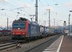 SBB Cargo: Güterzug mit Re 482 017-1 anlässlich der Bahnhofsdurchfahrt Weil am Rhein am 6.