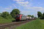 SBB Cargo 482 012  wartet mit Durchblick  am 8 Mai 2025 während der Passage durch Kaarst-Broicherseite und wird vom offenbarer Füsspfad fotografiert.