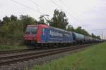Am 8 Augustus 2025 schleppt SBB Cargo 482 013 ein Kesselwagenzug durch Kaarst-Broicherseite.