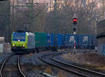 Die BLS Cargo 020 - Re 485 020-2 (91 85 4485 020-2 CH-BLSC) fährt am 12.01.2022 mit einem GTS - Container-Zug durch Kirchen/Sieg in Richtung Köln.
