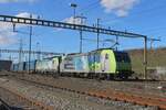 BLS 485 018 zieht ein LKW Walter KLV durch Pratteln am 13 Februar 2024.
