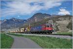Die SBB Re 620 019-0 mit einem langen,  gelben  Zug zwischen Aigle und St-Triphon.