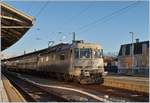 Die railadventure Re 6/6 16003 (91 854 620 003-4 CH-RADVE) hat in Lausanne zwei Firmen eigene Güterwagen aus Villeneuve übernommen, mit welchen auf der Hinfahrt ein Twindexx Speisewagen ins