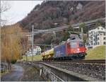 Die Re 6/6 11662 (RE 620 062-0)  Reuchenette-Péry  mit einem kurzen Güterzug kurz vor Villeneuve.