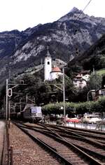 SBB Re 6/6 mit G�terzug in Fl�elen am 11.09.1980.