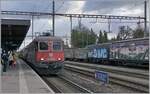 Die SBB Re 6/6 11667 (Re 620 067-9)  Bodio  fährt mit einem Güterzug durch den Bahnhof von Wohlen.