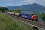 Die SBB 6/6 11676 (Re 620 076-0)  Zurzach  ist kurz nach Villeneuve mit ihrem  Spaghetti -Zug auf dem Weg nach Vallorbe, wo dann die SNCF den Zug übernehmen wird.