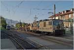 Die MOB GDe 4/4 6001 wartet mit einem Güterzug (Dienstzug) in Bloany auf die Abfahrt Richtung Chamby.