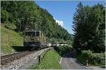 Die MOB GDe 4/4 6003 erreicht mit ihrem GoldenPass Panoramic Express auf dem Weg nach Zweisimmen in Kürze Chamby.