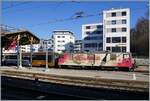 Die letzte Fahrt eines  MOB  Panoramic Express - die MOB GDe 4/4 6006 brachte zwei Panoramia wagen in Vevey, die hier für den Transport nach Frankreich vorbereitet werden.