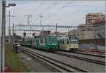 W�hrend die beiden Ge 4/4 21 und 22 ihren Kieszug rangieren, verl�sst ein BAM MBC SURF Be 4/4 Morges in Richtung Bi�re.