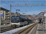 Die MOB Ge 4/4 8002 wartet mit ihrem GoldenPass Express (GPX) im TPF Bahnhof Montbovon auf den Gegenzug und die Weiterfahrt in Richtung Interlaken Ost.