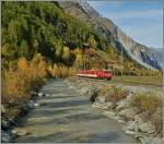 Im flachen Tal bei T�sch l�sst sich der MGB Zugverkehr bei einem gem�tlichen Spaziergang ausgezeichnet fotografieren: Eine HGe 4/4 erreicht mit einem Regionalzug von Brig nach Zermatt in K�rze T�sch.