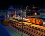   Die Deh 4/4 - 55  Brig  schiebt den Regionalzug der Matterhorn-Gotthard-Bahn am späten Abdend des 19.06.2016 von Brig weiter in Richtung Visp.