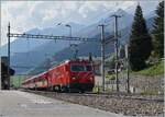 Die MGB HGe 4/4 II 101 verlässt mit ihrem Regionalzug nach Disentis den Bahnhof von Sedrun.
