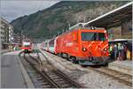 In Brig wartet die MGB HGe 4/4 II N° 102 mit ihrem Glacier Express nach St.