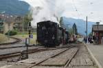  BLONAY-CHAMBY PINGSTFESTIVAL 2015: Recht früh verkehrt der erste Dampfzug von Chaulin nach Vevey, hier bei der Einfahrt in Blonay.