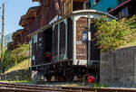Dieser schmalspurige zweiachsige Gedeckte Güterwagen K 111 diente der Museumsbahn Blonay–Chamby gegenüber der Bekohlungsanlage des Museums in Chaulin als Materiallager (hier am