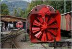 Die Bernina Bahn Dampfschneeschleuder mit ihren mächtigen Schaufelräder im Vordergrund und de RhB ABe 4/4 I 35 vermitteln bei der Blonay-Chamby Bahn einen Hauch Rhb-Ambiente.
