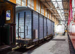 Der vierachsige gedeckte G�terwagen mit einer Bremserb�hne, ex TL  K⁴ 510 (Tramway de Lausanne / Stra�enbahn Lausanne), heute im Bestand der Museumsbahn Blonay–Chamby, hier am 27.05.2023