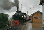 Nach einem kurzen, nun abgezogenen Gewitter ist die SEG G 2x 2/2 105 der Blonay Chamby Bahn in Chamby angekommen.