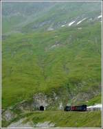 Ein kleiner Zug in einer grandiosen Landschaft.
