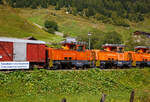 Alle drei ehemaligen dieselelektrische Rangierlokomotive der Rhätischen Bahn - RhB Gm 3/3 – 231bis 233 sind nun bei der - DFB Dampfbahn Furka-Bergstrecke AG. Hier stehen sie aufgereiht noch in der originalen RhB-Lackierung am 07 September 2021 in Realp (Uri) bei der DFB Dampfbahn Furka-Bergstrecke AG, aufgenommen aus einem fahrenden MGB-Zug heraus.

Die Gm 3/3 ist eine dreiachsige dieselelektrische Rangierlokomotive ehemals der Rhätischen Bahn (RhB). Die drei Maschinen mit den Betriebsnummern 231 bis 233 wurden zwischen 1975 und 1976 in Betrieb genommen.

Gemäß der ursprünglichen Idee sollte der Hersteller, die französische Firma Moyse /Locotracteurs Gaston Moyse), die meisten Baugruppen aus der Serienproduktion eines französischen Loktyps übernehmen. Die vielen Sonderwünsche der RhB – MTU-Dieselmotor, Vakuumbremse, Vielfachsteuerung, Führerstandseinrichtung nach RhB-Norm, erzwangen jedoch umfangreiche Änderungen und verzögerten die Lieferung der Anfang 1974 bestellten Fahrzeuge erheblich. Typenbezeichnung Moyse ist Type CF 33 EPA 500 MTL, die RhB 231 wurde 1975 unter der Fabriknummer 3553 gebaut, 1976 folgten die RhB 232 unter der Fabriknummer 3554 und die RhB 232 unter der Fabriknummer 3555.

Die Stundenleistung der maximal 55 km/h schnellen und 34 t schweren Lokomotiven beträgt 220 kW am Rad. Der Antrieb erfolgt durch einen MTU V 6-Zylinder-Dieselmotor (MTU 6 V 331 TC10) mit 386 kW (525 PS) Leistung, dieser treibt den Hauptgenerator an, welcher den elektrischen Gleichstrom-Fahrmotor elektrischen. Das Drehmoment wird vom Fahrmotor auf das nachgeschaltete Getriebe übertragen, hier kann zwischen Rangier- und Streckengang gewechselt werden. Die 3 Radsätze werden mittels Kardanwellen vom Getriebe auf die Achsgetriebe angetrieben.

Haupteinsatzgebiet dieser diesel-elektrischen Adhäsionslokomotiven bei der RhB war der Rangierdienst in Landquart, Chur und Untervaz. Dank ihrer hohen Anfahrzugkraft (im Rangiergang 153 kN) und der möglichen Doppeltraktion eigneten sich die robusten Fahrzeuge auch für den schweren Bauzugdienst. Schneeräumfahrten, gemeinsam mit der kleinen Schneeschleuder Xrotm 9216 oder der großen Xrotmt 9217, gehörten ebenfalls zum Einsatzprogramm bei der RhB. Ab Herbst 2020 wurden die drei Loks nur noch als Reserve vorgehalten, im Februar 2021 wurden sie aus dem Betrieb genommen und stillgelegt. Mitte April 2021 wurden alle drei Lokomotiven dann an die Dampfbahn Furka Bergstrecke verkauft.

Bei der DFB:
Für den schweren Rangierdienst in Realp sowie für Baulogistikfahrten im Furka-Scheiteltunnel ist die DFB auf eine leistungsfähige und zuverlässige Adhäsions-Diesellok angewiesen. Bis dahin wurde dafür die von Jung gebaute Gm 4/4 71  Elch  eingesetzt. Seit der Übernahme dieser Lok von der Matterhorn Gotthard Bahn (MGB) im Jahr 2014 hat dieses Fahrzeug den ordnungsgemäßen Unterhalt erfahren. Im Winter 2021/2022 wurde jedoch an dieser inzwischen 55-jährigen Lok eine aufwendige Totalrevision nötig.

Gleichzeitig wurde bekannt, dass die Rhätische Bahn (RhB) ihre drei Gm 3/3 231 bis 233  Moyse  durch Neufahrzeuge ersetzt, so wurde seitens der DFB Ende 2018 das Interesse an diesen Lokomotiven bekundet. Anlässlich der Verhandlungen im ersten Quartal 2021 wurden der DFB AG zwei Lokomotiven zugesagt. Als der dritten Lok die Verschrottung drohte, ergab sich für die DFB die Gelegenheit, auch diese zwecks erweiterter Ersatzteilhaltung zu übernehmen. Die Überführung (ob aus eigener Kraft ist mir unklar) der drei Gm 3/3 durch die RhB von Landquart nach Disentis/Mustér erfolgt am frühen Morgen des 12. April 2021. Am Tag darauf wurden die drei  Moyse  einzeln durch die MGB, jeweils in einen MGB-Personenzug direkt hinter einer HGe 4/4 II (gemischte  Zahnrad- und Adhäsionslokomotive) eingestellt. Die RhB Gm 3/3sind ja reine Adhäsionsloks, zwischen Disentis und Andermatt bzw. Realp gibt es ja Zahnstangeabschnitte mit bis zu 120 ‰ Neigung.

Danach ging die Dieselcrew der DFB an die Bereitstellung der ersten Gm 3/3. Am 28. Dezember 2021 konnte die Gm 231 für den Betrieb freigegeben werden. An diesem Tag und an den beiden nachfolgenden Tagen wurden theoretische und praktische Fahrzeugschulungen durchgeführt. Aktuell sind acht Lokführer auf den Gm 3/3 instruiert, weitere Schulungen werden folgen.

Danach galt es, Erfahrungen im Schneeräumeinsatz im Bahnhof Realp mit der Xrotm 9216  Schleuderina  zu sammeln. Die Gm 231 kommt außerdem für schwere Rangiermanöver zum Einsatz. Inzwischen hatten auch die Arbeiten zur Wiederinbetriebnahme der Gm 233 begonnen. Mit zwei betriebsbereiten Loks wird die Dieselcrew die Traktionsbedürfnisse auf den Adhäsionsabschnitten ohne Zahnstange flexibel abdecken können. Die Gm 232 bleibt bis auf weiteres außer Betrieb.

Status der Gm 3/3: 
Lok 231 und 233: in Betrieb
Lok 232 abgestellt (Reserve/Ersatzteilspender) 
Die UIC-Fahrzeugnummern sind 90 85 822 0231-7, 0232-5 und 0233-3.

TECHNISCHE DATEN:
Spurweite: 	1.000 mm (Meterspur)
Achsformel: C
Länge über Puffer: 7.960 mm
Achsabstände: 1.935 mm / 2.265 mm = 4.200 mm
Breite: 2.700 mm
Höhe: 3.560 mm
Dienstgewicht: 34 t
Höchstgeschwindigkeit:  55 km/h (35 km/h im Rangiergang)
Dauerleistung Dieselmotor: 386 kW (525 PS), 
Motordrehzahl: max. 2.000 U/min
Dauerleistung am Rad: 220 kW (300 PS)
Anfahrzugkraft: 153 kN (Rangiergang) / 61 kN (Streckengang)
Stundenzugkraft: 83.4 kN (Rangiergang) / 34.3 kN (Streckengang)
Treibraddurchmesser: 	920 mm (neu)
Motor: MTU V 6-Zylinder-Dieselmotor vom Typ 6V 33 1 TC10 
Antrieb: Dieselelektrisch (Drehmomentübertagung siehe Text)
Anhängelast:  35-500 t im Streckengang je nach Neigung (nur Adhäsion)
Bremssysteme: Handbremse, direkte Druckluftbremse (Rangierbremse), druckluftgesteuerte Vakuumbremse (automatische Bremse), elektrische Bremse (Widerstandsbremse)
Sicherheitssysteme: Sicherheitssteuerung (Totmann und Wachsamkeit), Zugsicherung ZSI 90, Geschwindigkeitsmesser mit Fahrtenschreiber (Farbscheibe)

Quellen: DFB Dampfbahn Furka-Bergstrecke AG, bahnonline.ch/, de.wikipedia.org/ und hellertal.startbilder.de
