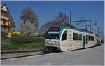 Ein  Bahnsteigbild  mit Frühlingsambiente: der BAM MBC Be 4/4 35 mit Bt 54 erreicht Apples.