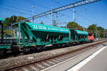 Offene 4-achsige Drehgestell-Schüttgutwagen mit dosierbarer Schwerkraftentladung, 33 54 6985 261-0 CZ-MBC  und  33 54 6985 257-8 CZ-MBC der Gattung Faccns der MBC (Transports de la région Morges–Bière–Cossonay, ex BAM - Compagnie du Chemin de fer Bière–Apples–Morges am 07 September 2023 im Bahnhof Morges. Interessant ist die Tatsache dass der Heimatbahnhof der Wagen Morges (CH) ist, aber die Wagen in Tschechien eingestellt sind. Hinten die BAM MBC Te III 155 (97 85 1212 055-8 CH-MBC) den Zug übernommen.

Die Wagen wurden vom tschechischen Waggonbauer LEGIOS a.s. in Louny (ex ŽOS Louny – Železniční opravny a strojírny Louny) gebaut, seit 2021 heißt das Unternehmen wieder LOSTR und gehört offensichtlich zur Wascosa AG (Schweiz).

Im Herbst 2013 nahm die MBC/BAM den Transport, für die RONCHI Léman Granulats, von etwa 170 000 Tonnen Kies pro Jahr aus Apples nach Morges und weiter auf der SBB-Strecke nach Gland auf. Um die Kiesgrube auszufüllen, befördert die MBC in der Gegenrichtung 100 000 Tonnen Aushubmaterial. Dafür wurden 20 geeignete normalspuriger Güterwagen gekauft.

Der Drehgestell-Schüttgutwagen Faccns ist für den Transport von nässeunempfindlichem Material geeignet. Die Entladung kann über Band- und Tiefbunkeranlagen erfolgen, ist dosierbar, tiefliegend, wahlweise zweiseitig und erfolgt per Schwerkraft. Die Neigung der Trichterwände beträgt 50°. Das Ladevolumen beträgt 48 m³. 

TECHNISCHE DATEN:
Spurweite: 1.435 mm (Normalspur)
Achsanzahl: 4
Länge über Puffer: 12.680 mm
Drehzapfenabstand: 7.880 mm
Achsabstand im Drehgestell: 1.800 mm
Laufraddurchmesser: 920 mm (neu)
Laderaum: 48 m³
Höchstgeschwindigkeit: 100 km/h (beladen) / 120 km/h (leer)
Maximales Ladegewicht: 68,75 t (ab Streckenklasse D3)
Eigengewicht: 21.250 kg
Kleinster bef. Gleisbogenradius: 75 m
Bremse: KE-GP-A (K)
Bremssohle: Cosid 810
Intern. Verwendungsfähigkeit: TEN-GE

Wobei die Ladegewichte und die Höchstgeschwindigkeit sich auf die Normalspur beziehen, bei der MBC werden die Wagen aber für die Strecke Morges – Apples auf Schmalspur (Meterspur) Rollböcke verladen. 