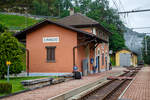 Der Schweizer Grenzbahnhof Camedo der FART - Ferrovie autolinee regionali ticinesi hier am 02 August 2019.

Camedo ist ein Ort der Gemeinde Centovalli im Kanton Tessin in der Schweiz. Der Bahnhof ist der letzte auf der Schweizer Seite bei km 13,06 der Centovalli-Bahn, bzw. der von der FART (Ferrovie autolinee regionali ticinesi) als Centovalli-Bahn betrieben wird, 600 m weiter ist die schweizerisch-italienische Grenze. Der nächste Bahnhof ist Ribellasca, der von der italienischen SSIF (Società subalpina di imprese ferroviarie) betrieben wird und ab hier beginnt dann die Valle Vigezzo bis Domodossola.

Ausgehend von Bahnhof Locarno (km 0,0) führt die Bahnlinie unterirdisch bis zum Haltepunkt Solduno San Martino, wo die Tunnelstrecke endet. In Ponte Brolla verlässt die Trasse das Maggiatal und durchquert in westlicher Richtung das Pedemonte bis nach Intragna. Hier beginnt das eigentliche Centovalli, das bis zur Grenze nach Italien bei Camedo so genannt wird, gleichzeitig beginnt hier der stärkere Anstieg der Strecke. Nach der Grenze durchfährt die Bahn das Valle Vigezzo mit den größeren Orten Re, Malesco und Santa Maria Maggiore, wo mit 836 m der höchste Punkt erreicht wird. 

Es folgt ein zunächst sanfter, dann immer steilerer Abstieg entlang der südlichen Talflanke bis zur Station Trontano. Zwischen Trontano und Masera im Tal des Toce erreicht die Strecke das maximale Gefälle von 60 Promille und die kleinsten Kurvenradien mit 50 m. Nach kurzer Querung des Tocetals wird die unterirdische Endstation unter dem Bahnhof Domodossola erreicht.